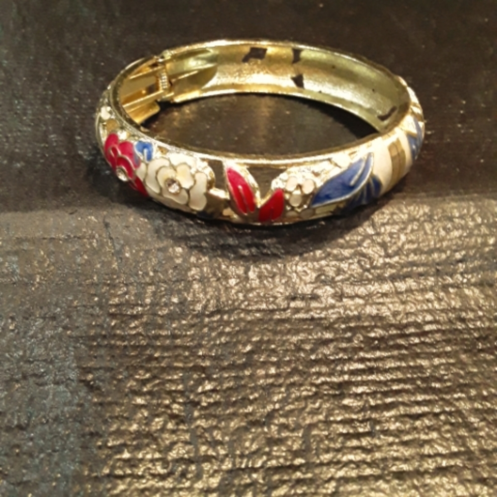 Gold tone/ enamel clasp bracelet